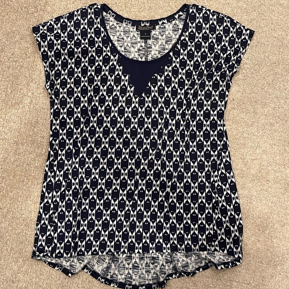 Women’s size small Lucky Brand short sleeve shirt.